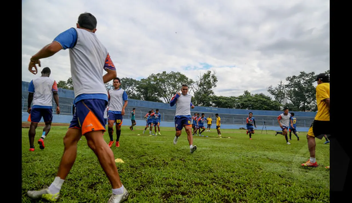 Sejumlah pemain Arema Cronus menggelar latihan di Stadion Gajayana, Malang, Sabtu pagi (17/1/2015). Arema Cronus akan berhadapan dengan Mitra Kukar di penyishan Grup B SCM Cup 2015. (Liputan6.com/Faizal Fanani)