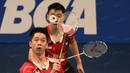 Pasangan Indonesia, Marcus Fernaldi Gideon/Kevin Sanjaya Sukamuljo, gagal menembus babak perempat final BCA Indonesia Open 2016. Mereka kalah dari Lee Yong-dae/Yoo Yeon-seong. (Bola.com/Nicklas Hanoatubun)
