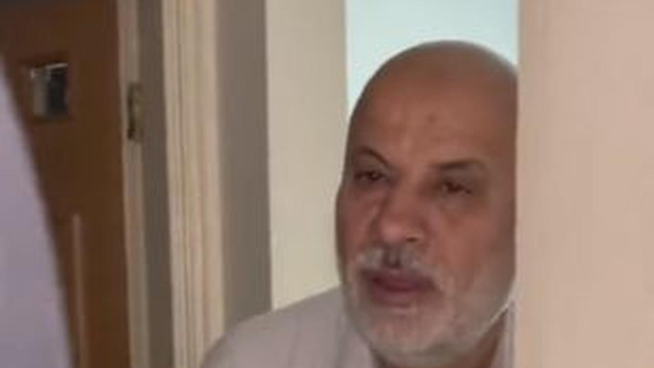 "Surprising my dad with putting on the hijab (Memberi kejutan ayahku dengan mengenakan hijab)," demikian dikutip dari keterangan video.&nbsp;