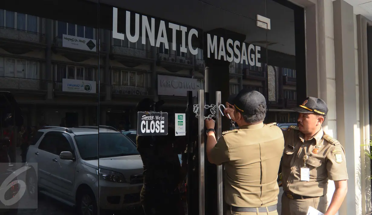 Petugas Satpol PP menyegel sebuah tempat Spa and Massage di Ruko De Mansion, Alam Sutera, Tangerang, Selasa (23/2). Petugas juga mengamankan sejumlah terapis yang berada didalam ruko. (Liputan6.com/Faisal R Syam)