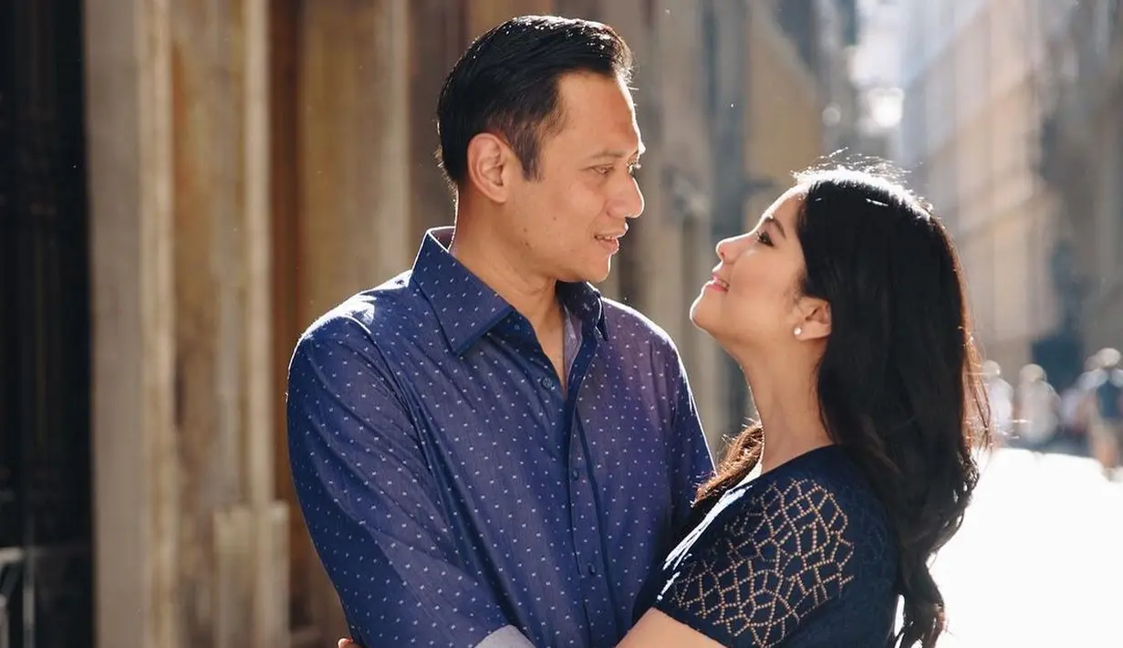 <p>Dengan pose romantis bak ABG, Anisa Pohan AHY pilih outfit kompak bernuansa biru navy. AHY tampil simple dengan kemeja yang digulung sedangkan Anisa pilih kenakan dress [@annisayudhoyono]</p>