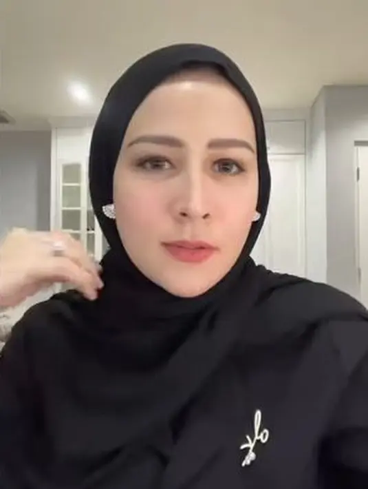 <p>Pesinetron cantik itu mengakui kalau momen kepindahan agamanya terjadi pada saat awal dirinya terjun di duni hiburan. (Instagram/ rinadiana_8)</p>