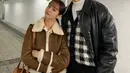 Hyeri dan Go Kyung Pyo sama-sama merupakan cast dari serial drama Reply 1988. Hyeri berpose mengenakan kemeja yang ditumpuknya dengan jaket kulit berkerah wool. Sedangkan Go Kyung Pyo menjulang tinggi di sebelah Hyeri mengenakan turtleneck putih, sweater, dan jaket kulit hitam. [Foto: Instagram/hyeri_0609]