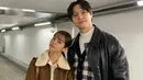 Hyeri dan Go Kyung Pyo sama-sama merupakan cast dari serial drama Reply 1988. Hyeri berpose mengenakan kemeja yang ditumpuknya dengan jaket kulit berkerah wool. Sedangkan Go Kyung Pyo menjulang tinggi di sebelah Hyeri mengenakan turtleneck putih, sweater, dan jaket kulit hitam. [Foto: Instagram/hyeri_0609]