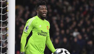 Kiper Manchester United, Andre Onana saat menghadapi Wolverhampton Wanderers pada laga pekan ke-22 Premier League 2023/2024 di Molineux Stadium, Wolverhampton, Kamis (1/2/2024). (AP Photo/Rui Vieira)