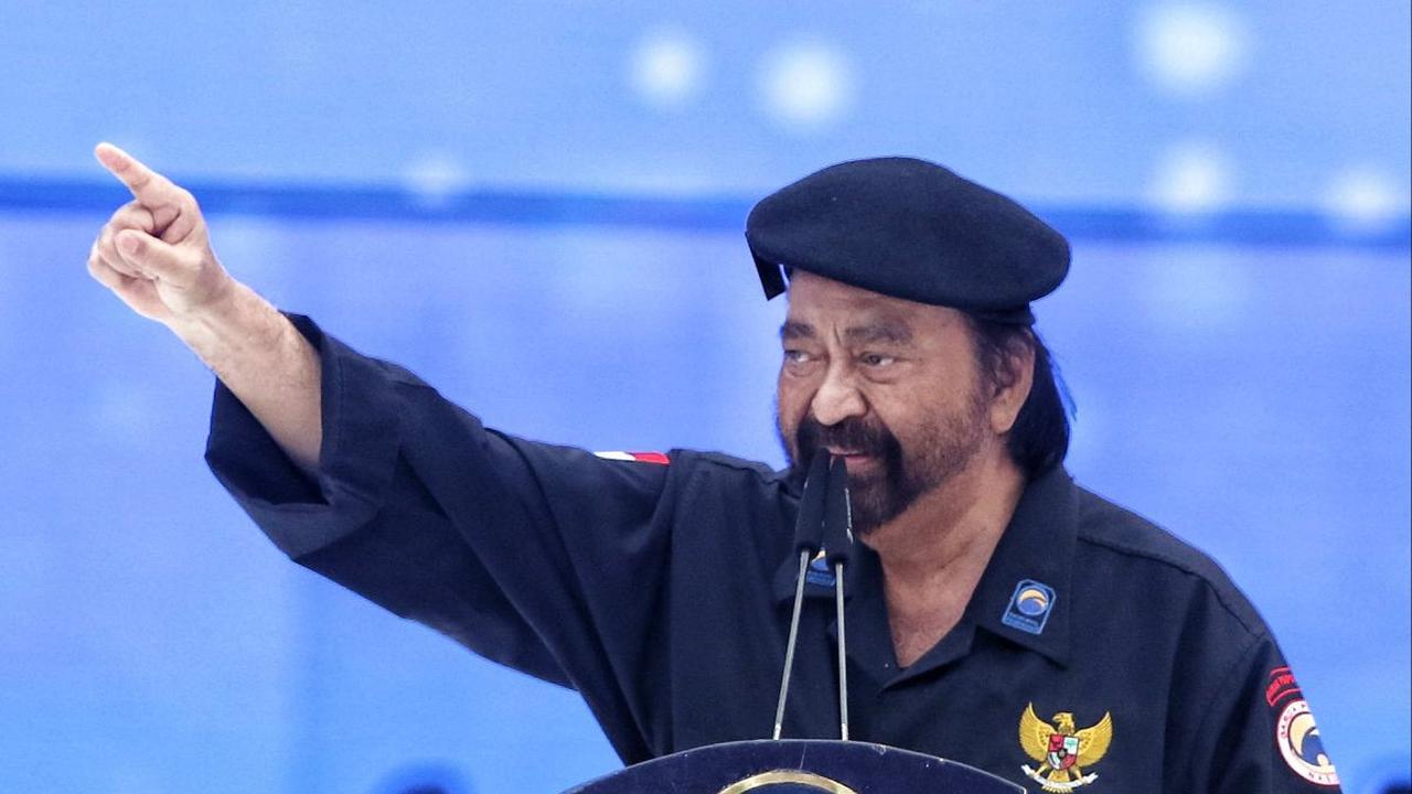 Ketua Umum Partai NasDem Surya Paloh memberikan pidatonya dalam Apel Siaga Perubahan di GBK, Senayan, Jakarta, Minggu (16/7/2023).