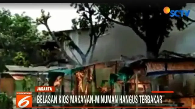 Tidak hanya kios, empat unit kendaraan bermotor yang sedang terparkir juga tak luput dari amukan si Jago Merah.