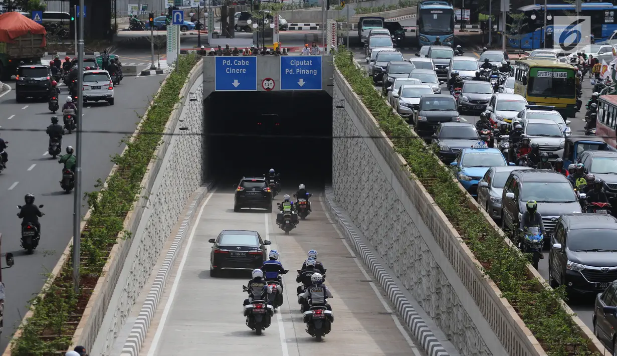 Kendaraan dari petugas Dinas Perhubungan melintasi underpass Kartini di kawasan Lebak Bulus, Jakarta Selatan, Rabu (28/2). Adanya jalan bawah tanah ini diharapkan dapat mengurangi kemacetan di kawasan itu. (Liputan6.com/Arya Manggala)