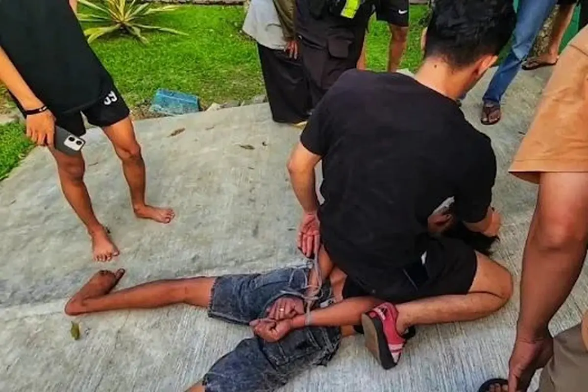 Seorang pria tepergok warga sedang membobol vila
