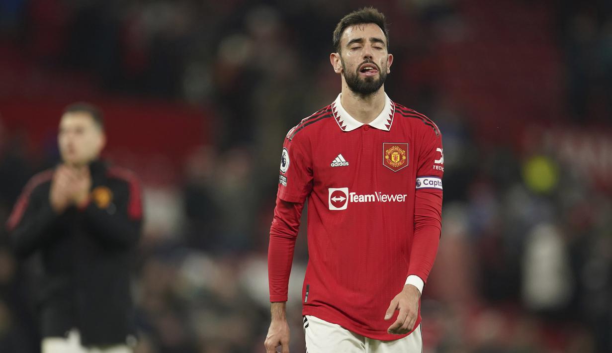 Pemain Manchester United, Bruno Fernandes, tampak lesu setelah ditahan imbang dengan Leeds United pada laga Liga Inggris di Stadion Old Trafford, Rabu (8/2/2023). MU harus puas bermain imbang dengan Leeds United. (AP Photo/Dave Thompson)