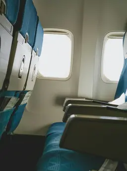 Ilustrasi reclining seat atau kursi pesawat dengan sandaran bisa direbahkan. (dok. yeonhee/Unsplash)