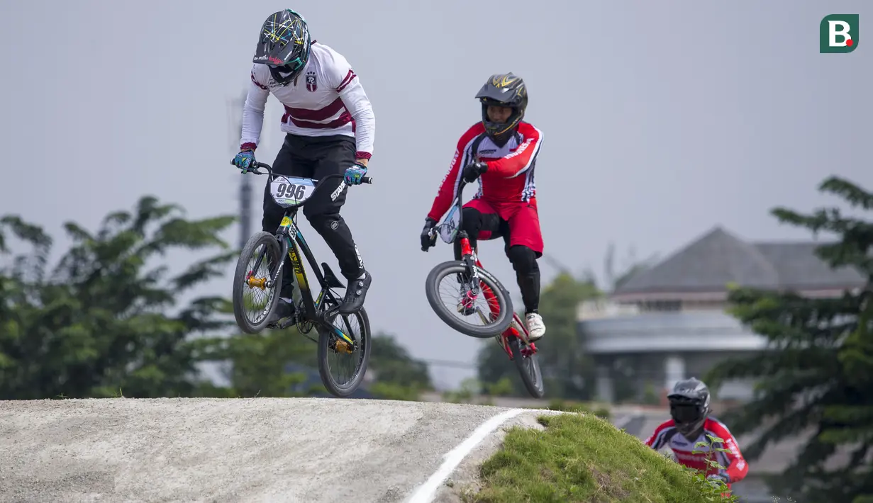 Toni Syarifudin (45) pebalap sepeda BMX Indonesia tertinggal di belakang Kristens Krigers asal Latvia. pada Jakarta International BMX yang digelar di Sirkuit BMX Pulomas, Minggu (16/2/2020).  (Bola.com/Peksi Cahyo)