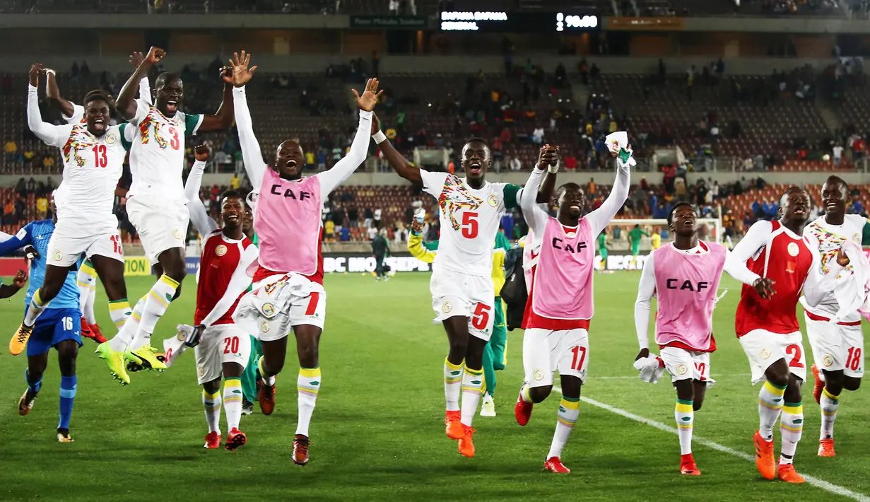 Para pemain Senegal melakukan selebrasi usai memastikan lolos ke Piala Dunia 2018 setelah mengalahkan Afrika Selatan di Stadion The Peter Mokaba, Jumat (10/11/2017). Senegal menang 2-0 atas Afrika Selatan. (AFP/Phill Magakoe)