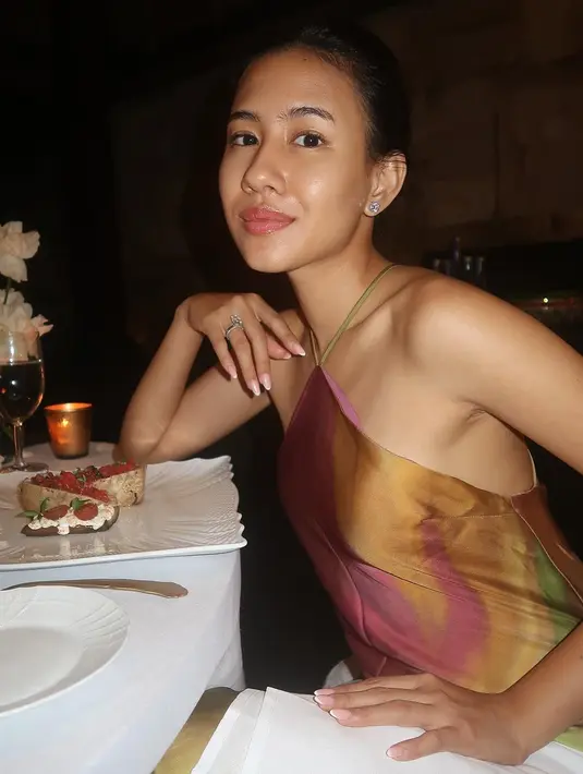 Rambut mediumnya ditata rapi dengan updo sleek untuk kesan leher yang lebih jenjang [@sheninacinnamon]