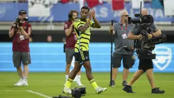 Bek Arsenal, Jurrien Timber memberi aplaus kepada penonton saat diperkenalkan sebelum mengikuti kontes MLS All-Stars Skills Challenge menghadapi tim MLS All-Stars di Washington, Amerika Serikat, Selasa (18/7/2023) waktu setempat. (AP Photo/Alex Brandon)