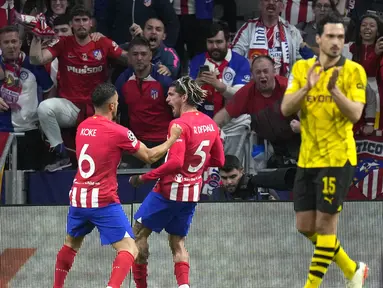 Pemain Atletico Madrid, Rodrigo De Paul, melakukan selebrasi setelah mencetak gol ke gawang Borussia Dortmund pada leg pertama perempat final Liga Champions di Stadion Metropolitano, Kamis (11/4/2024). Los Rojiblancos menang dengan skor 2-1. (AP Photo/Manu Fernandez)