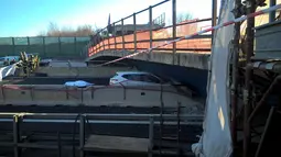 Sebuah mobil ringsek tertimpa reruntuhan jembatan di Ancona yang melintang di atas ruas jalan tol di wilayah pesisir pantai Italia, Kamis (9/3). Saat jembatan itu roboh, sepasang suami istri tengah mengendarai mobil sedan di bawahnya. (ANSA via AP)