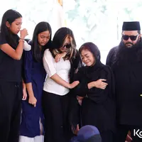Duka menyelimuti vokalis band Cokelat,Kikan Namara. Ibu Kikan, Indira Damayanti meninggal dunia setelah berjuang melawan kanker liver. Isak tangis keluarga dan suasana haru mengiringi selama prosesi pemakaman. [Foto: KapanLagi.com/Bayu Herdianto]