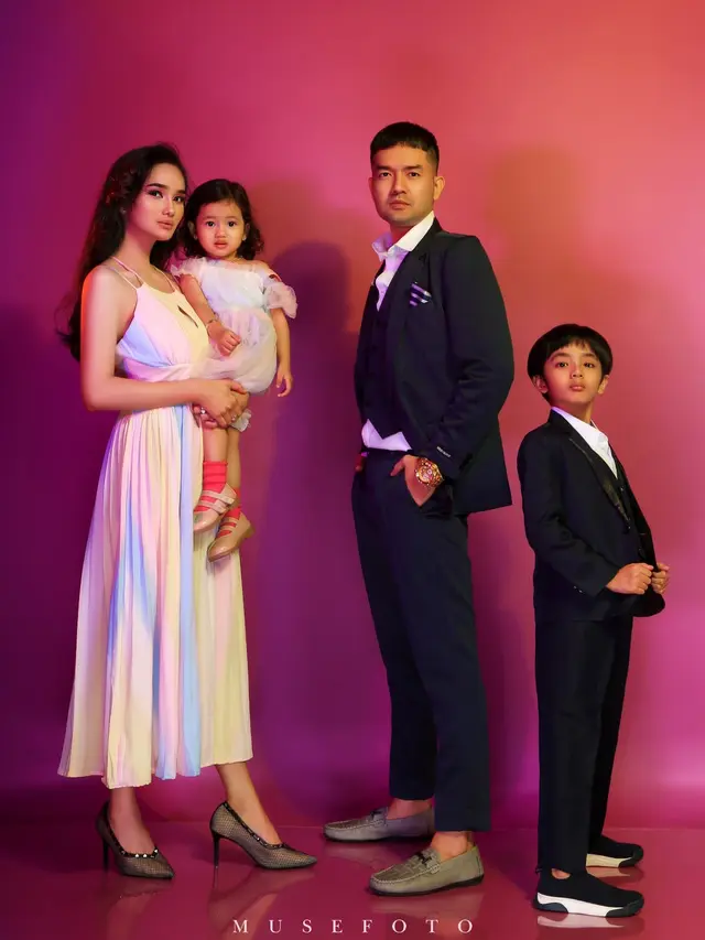 7 Pemotretan Keluarga Faby Marcelia Bersama Buah Hati yang Selalu Tampil Keren