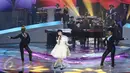 Penampilan Penyanyi Yura Yunita berkolaborasi dengan musisi Yovie Widianto saat konser “Beranda Cinta Yovie & His Friends”, di Studio 6 Emtek City, Jakarta, Rabu (3/5). (Liputan6.com/Herman Zakharia)