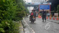 Hujan yang turun sejak Minggu (8/2) lalu mengakibatkan banjir di kawasan jalan Yos Sudarso, Jakarta. Sejumlah pengendara sepeda motor diperbolehkan melintasi jalan tol Wiyoto Wiyono, Jakarta, Senin (10/2/2015). (Liputan6.com/Herman Zakharia)