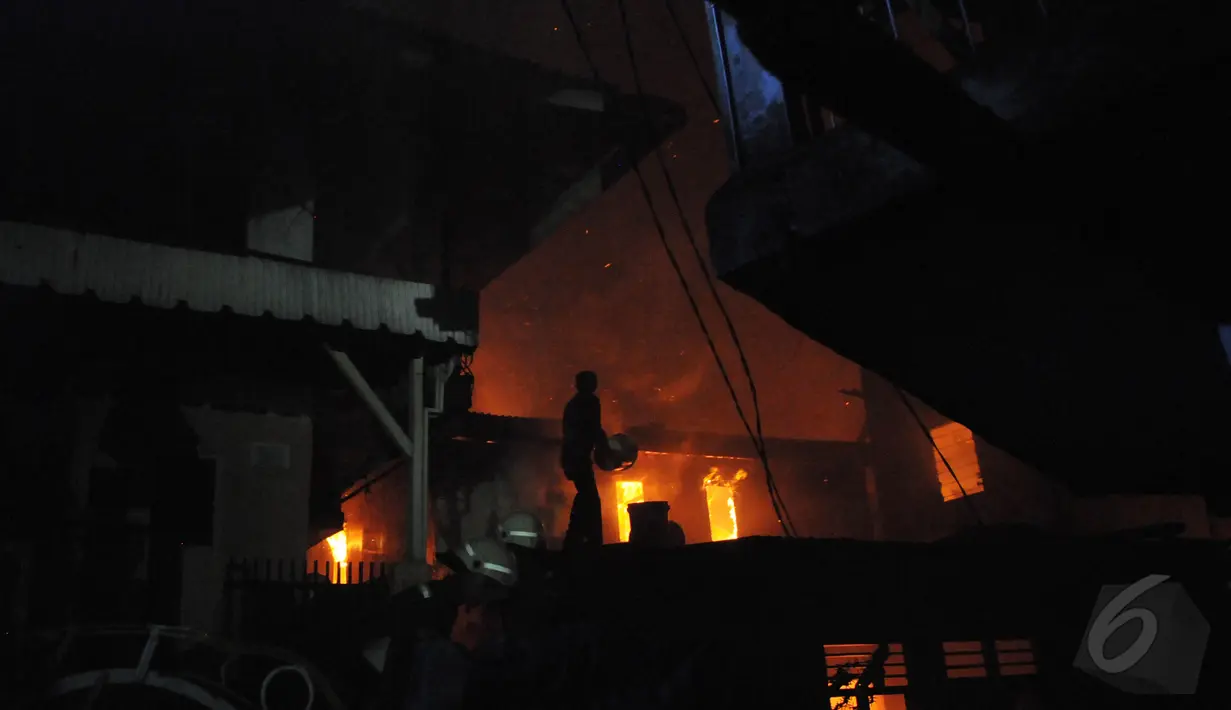 Sejumlah warga membantu petugas Damkar memadamkan api di kawasan Tanah Abang, Jakarta, Kamis (5/3/2015). Diperkirakan sekitar 200 rumah warga hangus terbakar.(Liputan6.com/Herman Zakharia)