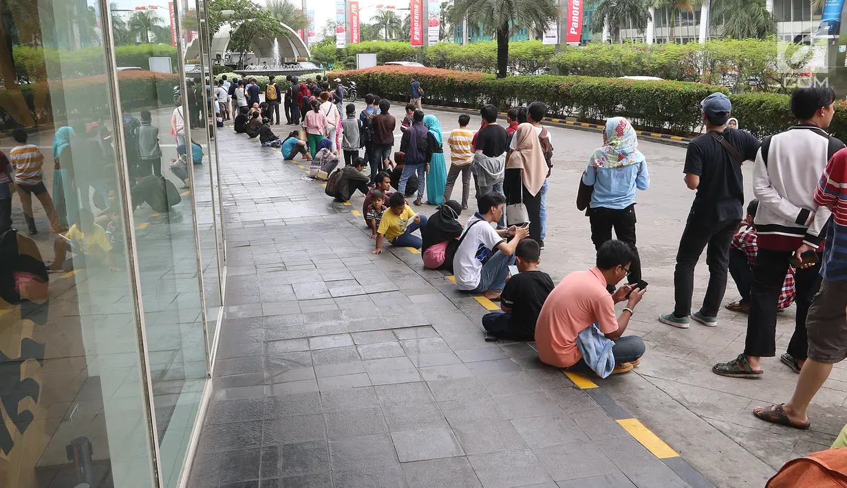Ratusan calon pembeli rela antre di depan Emporium Pluit Mall, Jakarta. Minggu (21/1). Sejumlah asesoris dan handphone ditawarkan di Authorized Mi Store yang baru saja dibuka. (Liputan6.com/Fery Pradolo)