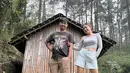 Tiap waktu luang, Dodit Mulyanto kerap mengajak Angelina Ci ke rumah hutan di kawasan lereng Gunung Pundak, Pacet, Kabupaten Mojokerto, Jawa Timur. Villa dan rumah di pedalaman hutan ini jadi liburan gratis Dodit dan Angelina (Liputan6.com/IG/angelinaci_)