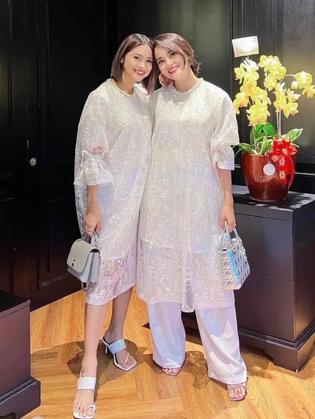 Bak Kembar, Intip 10 Gaya Kompak Ririn Ekawati dan Rini Yulianti dengan Outfit Serasi