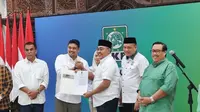 Wakil Ketua Umum Partai Kebangkitan Bangsa (PKB) Jazilul Fawaid, menyerahkan surat rekomendasi bakal calon gubernur Sumatera Utara (Sumut) dari partainya kepada Bobby Nasution. (Liputan6.com/M Radityo Priyasmoro)