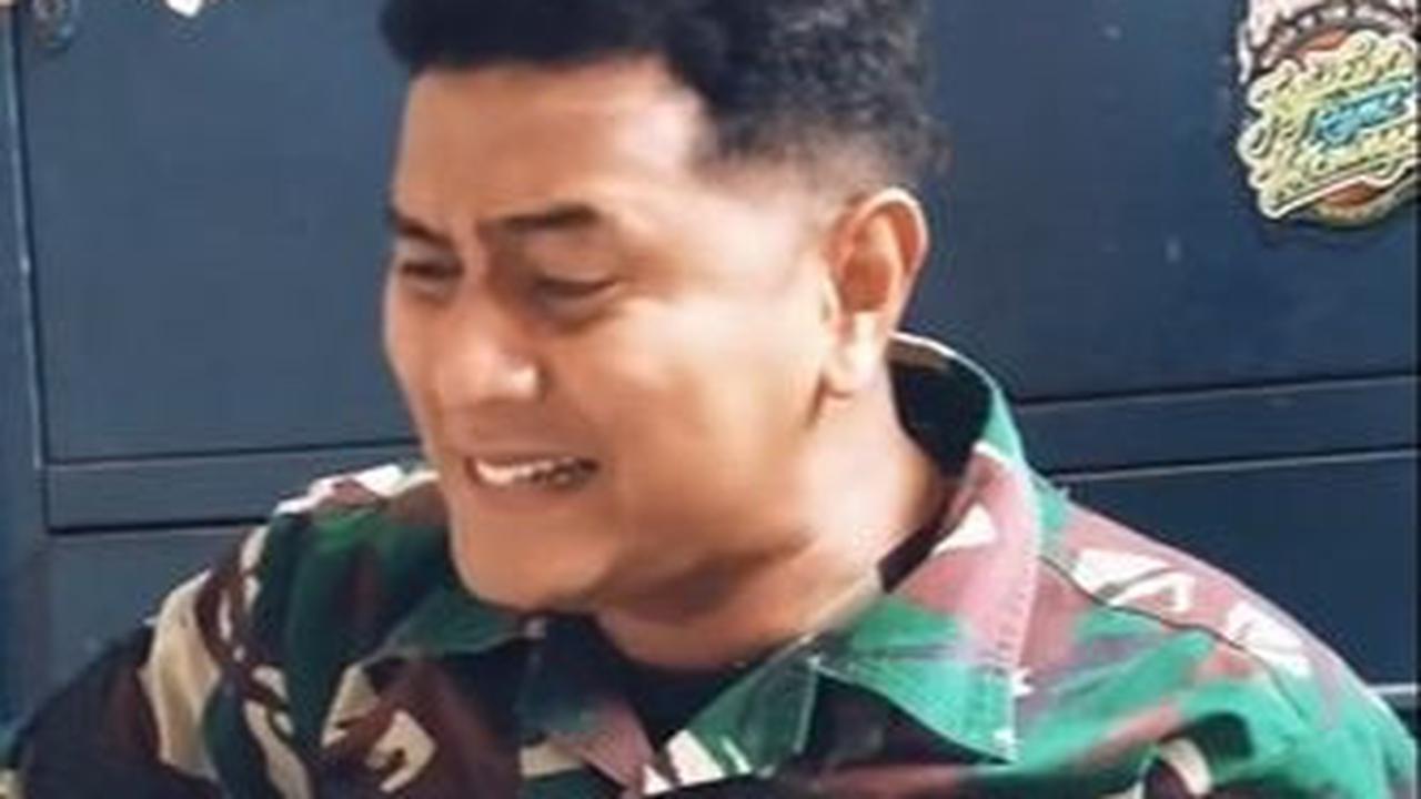 Prajurit berseragam loreng itu sangat menghayati saat membawakan lagu berjudul 'Wirang'.