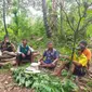 Aipda I Ketut Wirawan, seorang Bhabinkamtibmas dari Polsek Kayangan di Desa Salut, Lombok Utara, Provinsi Nusa Tenggara Barat (NTB) berpatroli menyambangi masyarakat usai Pemilu 2024. (Divisi Humas Polri)