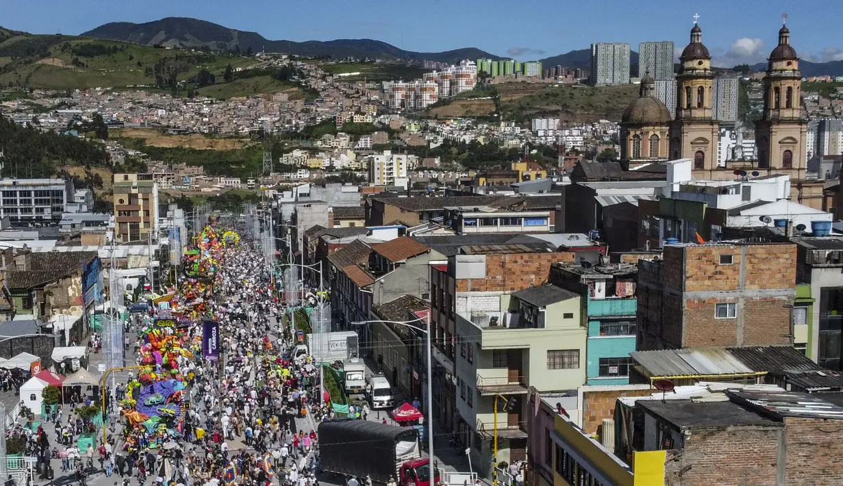 Pemandangan udara selama Karnaval Hitam dan Putih di Pasto, Kolombia (6/1/2022). Karnaval Hitam dan Putih merupakan perayaan terbesar di di wilayah barat daya negara itu. (AFP/Joaqin Sarmiento)