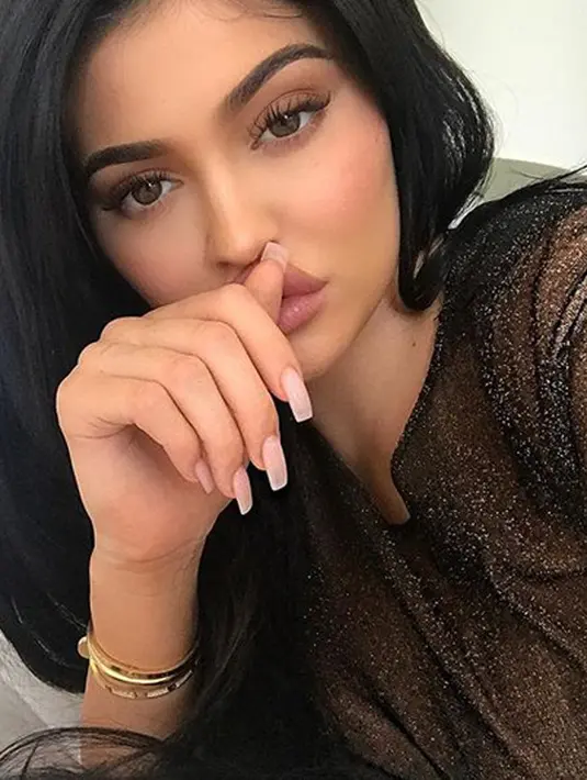 “Tidak ada yang lain, Kylie hanya ingin selalu ada di pelukan Travis. Berdiam di rumah sambil menonton film bersama,” ujar sumber. (Instagram/Kyliejenner)