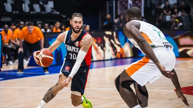 Aksi sengit Prancis melawan Pantai Gading di FIBA World Cup 2023
