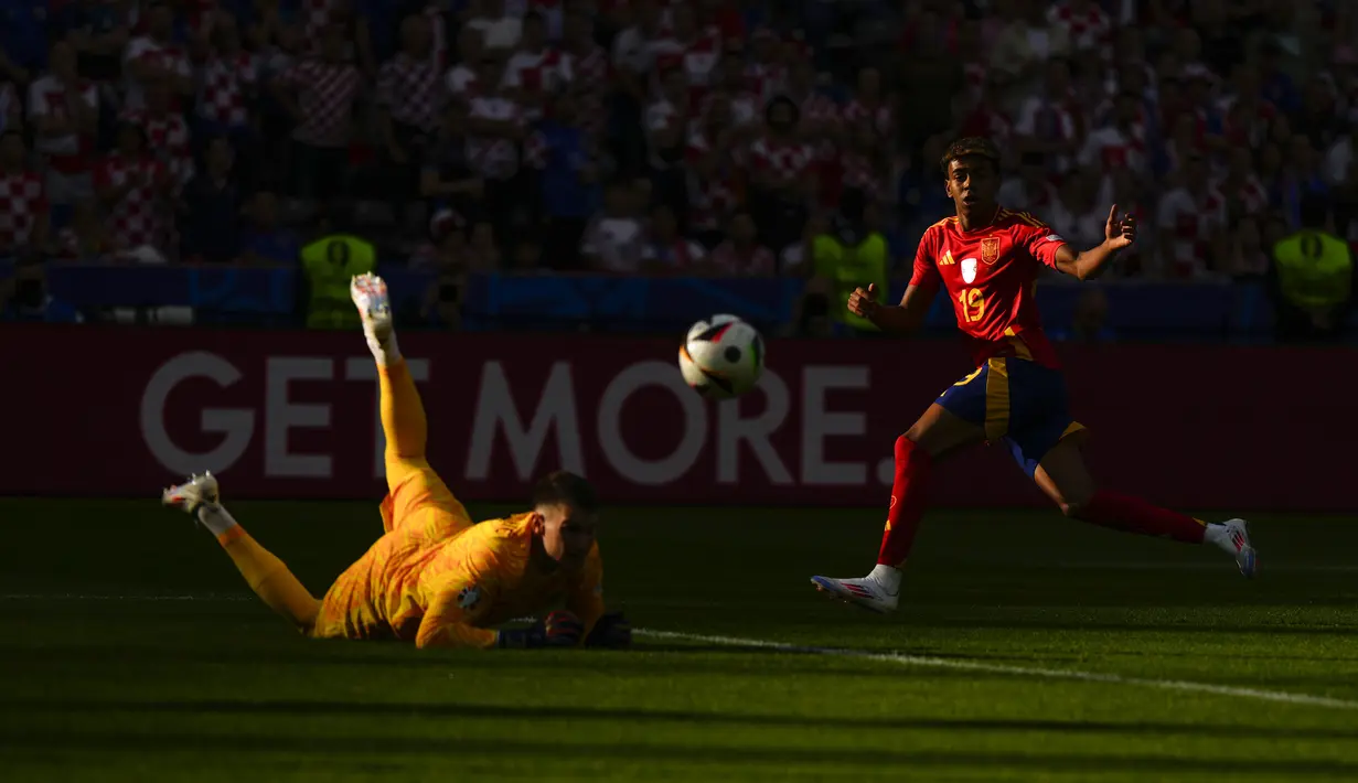 Menghadapi tim kuat, Kroasia, La Furia Roja menang dengan skor telak 3-0.  (AP Photo/Manu Fernandez)