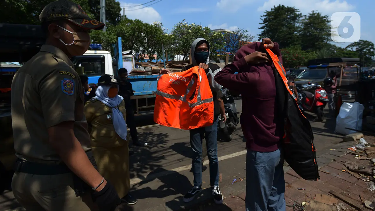 Sanksi Pelanggar PSBB di Pasar Gembrong