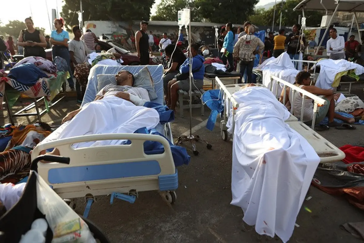 Pasien berada di luar rumah sakit di Catia La Mar, Venezuela, Kamis (25/6/2026), setelah bangunan tersebut rusak akibat dua gempa hebat yang terjadi pada Rabu (24/6) malam.