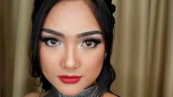 [Bintang] Lipstik Merah yang Imut Sampai Seksi Ala Marion Jola, Cantik yang Mana?