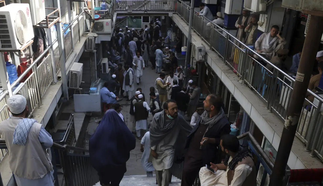 Pedagang penukaran uang Afghanistan menunggu pelanggan di halaman pasar pertukaran mata uang Sarai Shahzada, menyusul pembukaan kembali bank dan pasar setelah Taliban mengambil alih kekuasaan di Kabul, pada Sabtu (4/9/2021). (AP Photo/Wali Sabawoon)
