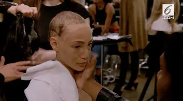 Seorang supermodel di ajang pencarian bakat bergengsi memutuskan melepas wig agar lebih percaya diri dibalik penyakit yang dideritanya.