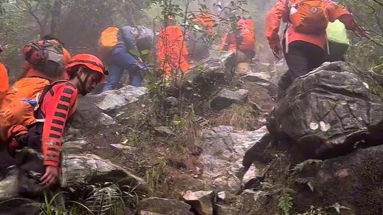 Perjuangan Tim SAR Gabungan Evakuasi Korban Pesawat ATR 42-500: Gelantungan di Helikopter hingga Tebing. Foto: Istimewa