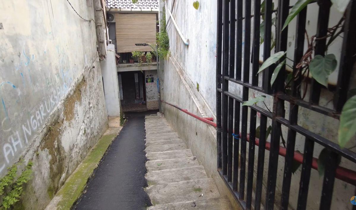 Pintu Masuk Gang Menurun Tajam namun Kondisinya Rapi dan Bersih