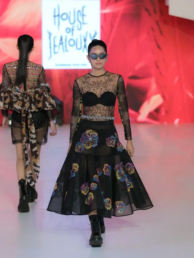 Warna-warni Karya 18 Desainer di Opening Show Senayan City Fashion Nation 18th Edition