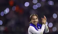 Gelandang Kroasia, Luka Modric melakukan selebrasi setelah memenangkan pertandingan sepak bola leg pertama perempat final UEFA Nations League melawan Prancis di Stadion Poljud di Split, pada 20 Maret 2025. (FRANCK FIFE/AFP)