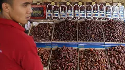 Penjual kurma menjajakan barang dagangannya di kawasan Tanah Abang, Jakarta, Selasa (6/6). Selama bulan Ramadan, penjualan kurma di kawasan tersebut meningkat 30%, yang dihargai Rp35ribu - Rp350ribu perkilogram. (Liputan6.com/Immanuel Antonius)