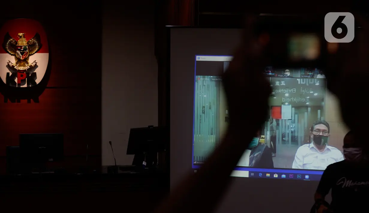 Layar menayangkan terdakwa mantan anggota DPR Sukiman mendengarkan pembacaan putusan dalam sidang secara online di Gedung KPK, Jakarta, Rabu (29/4/2020). Sukiman diduga menerima suap terkait pengurusan dana perimbangan APBN-P 2017 dan APBN 2018 Kabupaten Pegunungan Arfak. (merdeka.com/Dwi Narwoko)