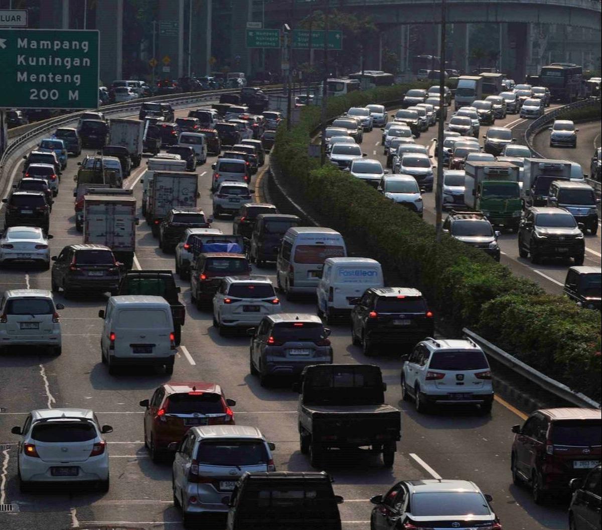 Kendaraan pribadi roda dua dan roda empat melintas di beberapa ruas jalan protocol Jakarta, Rabu (8/5/2023). Pemerintah telah menetapkan aturan pembatasan kendaraan di wilayah daerah khusus Jakarta (DKI). Foto: merdeka.com / Imam Buhori<br>
