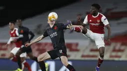 Gelandang Arsenal, Thomas Partey (kanan) berebut bola dengan gelandang Slavia Praha, Lukas Provod dalam laga leg pertama perempatfinal Liga Europa 2020/2021 di Emirates Stadium, London, Kamis (8/4/2021). Arsenal bermain imbang 1-1 dengan Slavia Praha. (AP/Alastair Grant)