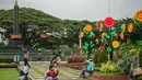 Sejumlah muda-mudi asyik berfoto di Alun-alun Tugu Kota Malang, Rabu (21/1/2015). (Liputan6.com/Faizal Fanani)